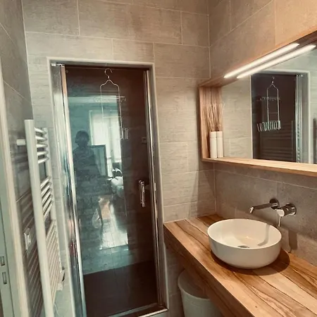 Stylish Parisian Montmartre 2br Lejlighed Paris