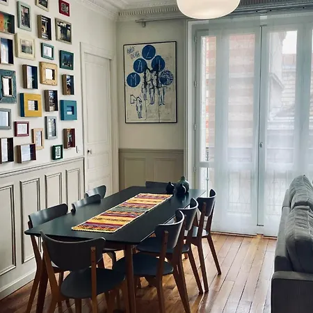 Stylish Parisian Montmartre 2br باريس