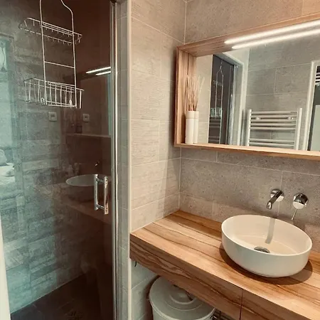 Stylish Parisian Montmartre 2br Parigi