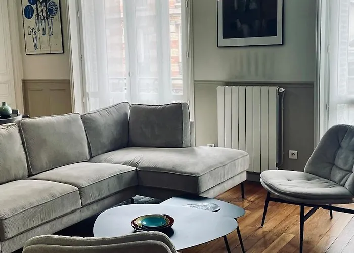 Stylish Parisian Montmartre 2br شقة *