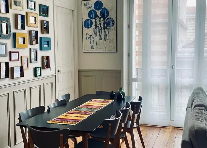 Stylish Parisian Montmartre 2br باريس
