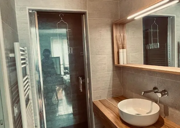 Stylish Parisian Montmartre 2br شقة باريس