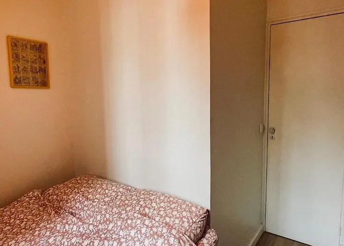 Stylish Parisian Montmartre 2br باريس