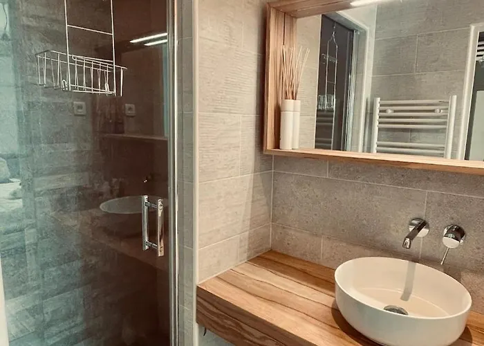Stylish Parisian Montmartre 2br باريس